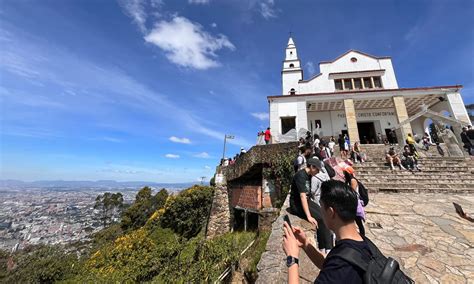 Templo de la Monserrate: Một Biểu Tượng Linh Thiêng Nổi Bật Trên Đỉnh Núi Bogotá!